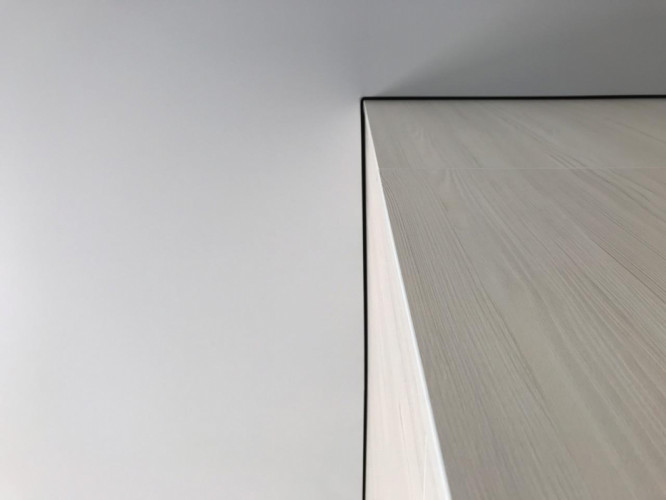 Lubos EuroKRAAB su šešėlio jungtimi prie sienos