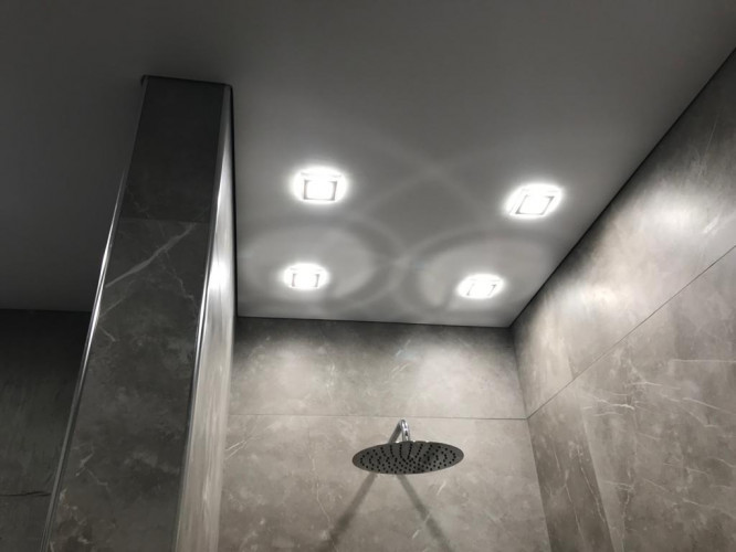 Lubos EuroKRAAB su šešėlio jungtimi prie sienos