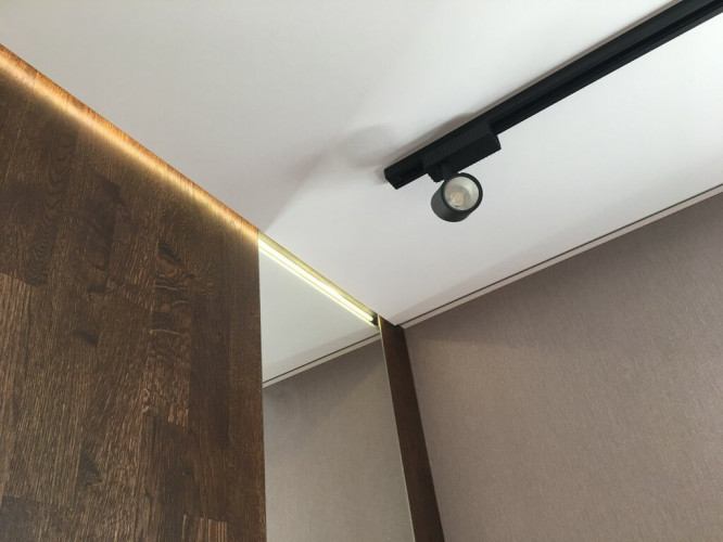 Lubos EuroKRAAB su šešėlio jungtimi prie sienos