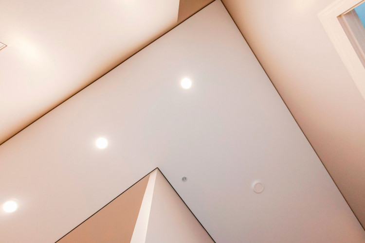 Lubos EuroKRAAB su šešėlio jungtimi prie sienos