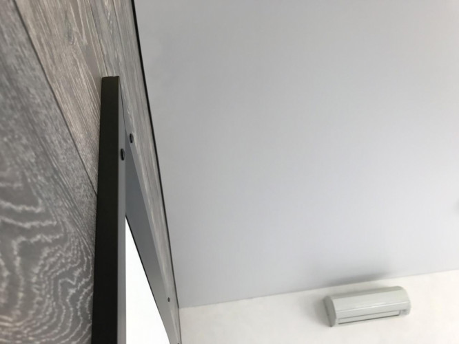 Lubos EuroKRAAB su šešėlio jungtimi prie sienos