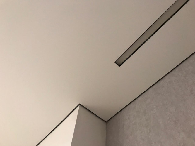 Lubos EuroKRAAB su šešėlio jungtimi prie sienos