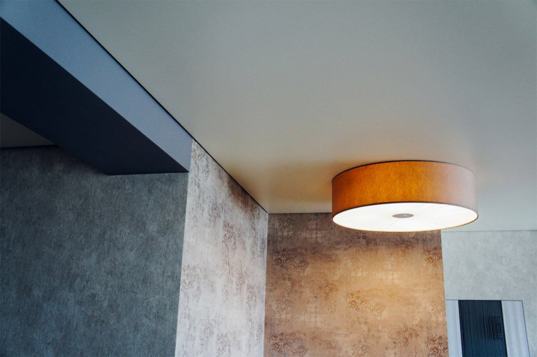 Lubos EuroKRAAB su šešėlio jungtimi prie sienos